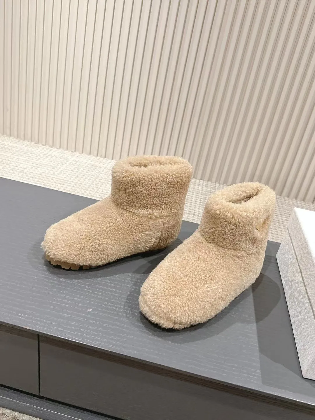 👟👟Ex-factory price 560👟👟 Prada*Prada 2024ss new autumn and winter straight snow boots wool short boots. The fashionable and elegant design presents a classic silhouette. No matter what the situation is, the home court belongs only to you!  Fabric: Customized wool Lining: Customized wool Hardware: Original hardware 1:1 molding Outsole: Original molded raw rubber outsole Code number: 35-40 (customized 40 pieces are not returnable)